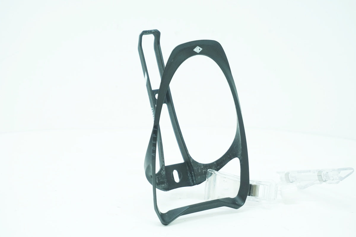 ADEPT 「アデプト」 CARBON FIBER ボトルケージ / 大阪美原北インター店