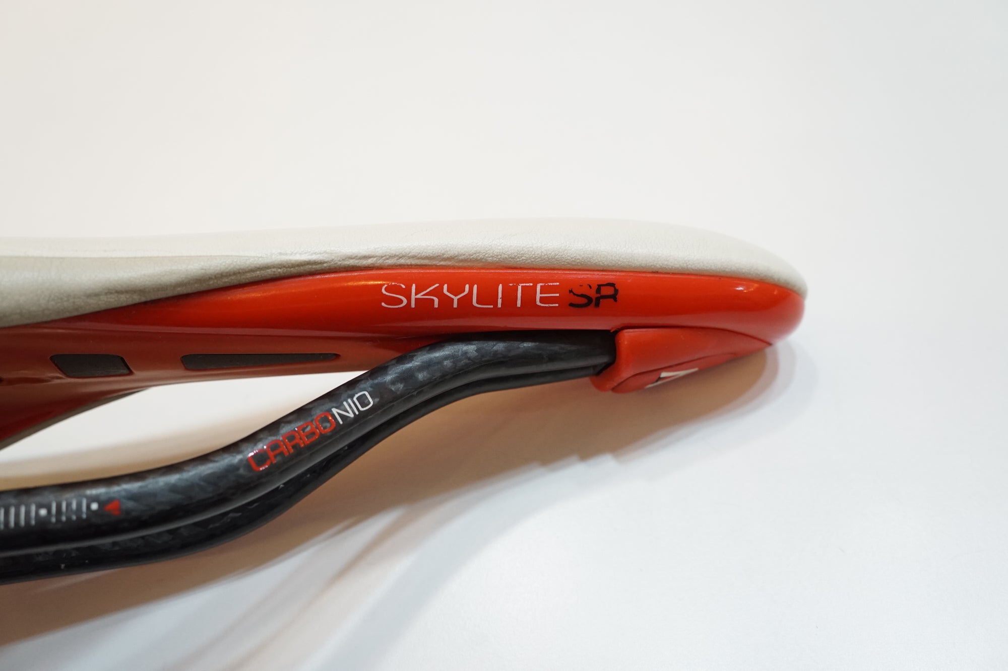 ASTVTE 「アスチュート」 SKYLITE SR サドル / バイチャリ浦和ベース