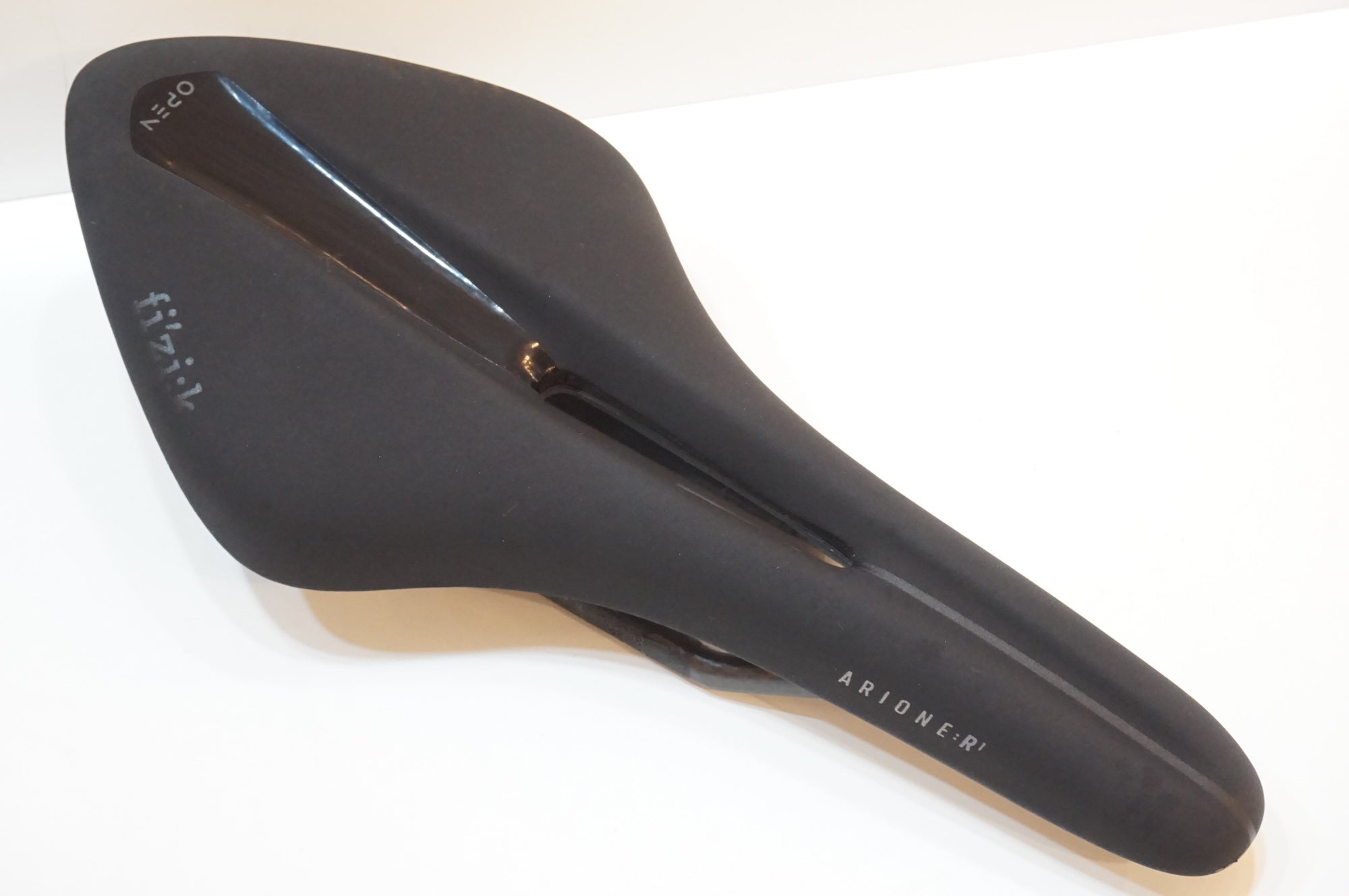 FIZIK 「フィジーク」 ARIONE OPEN R1 サドル / 浦和ベース