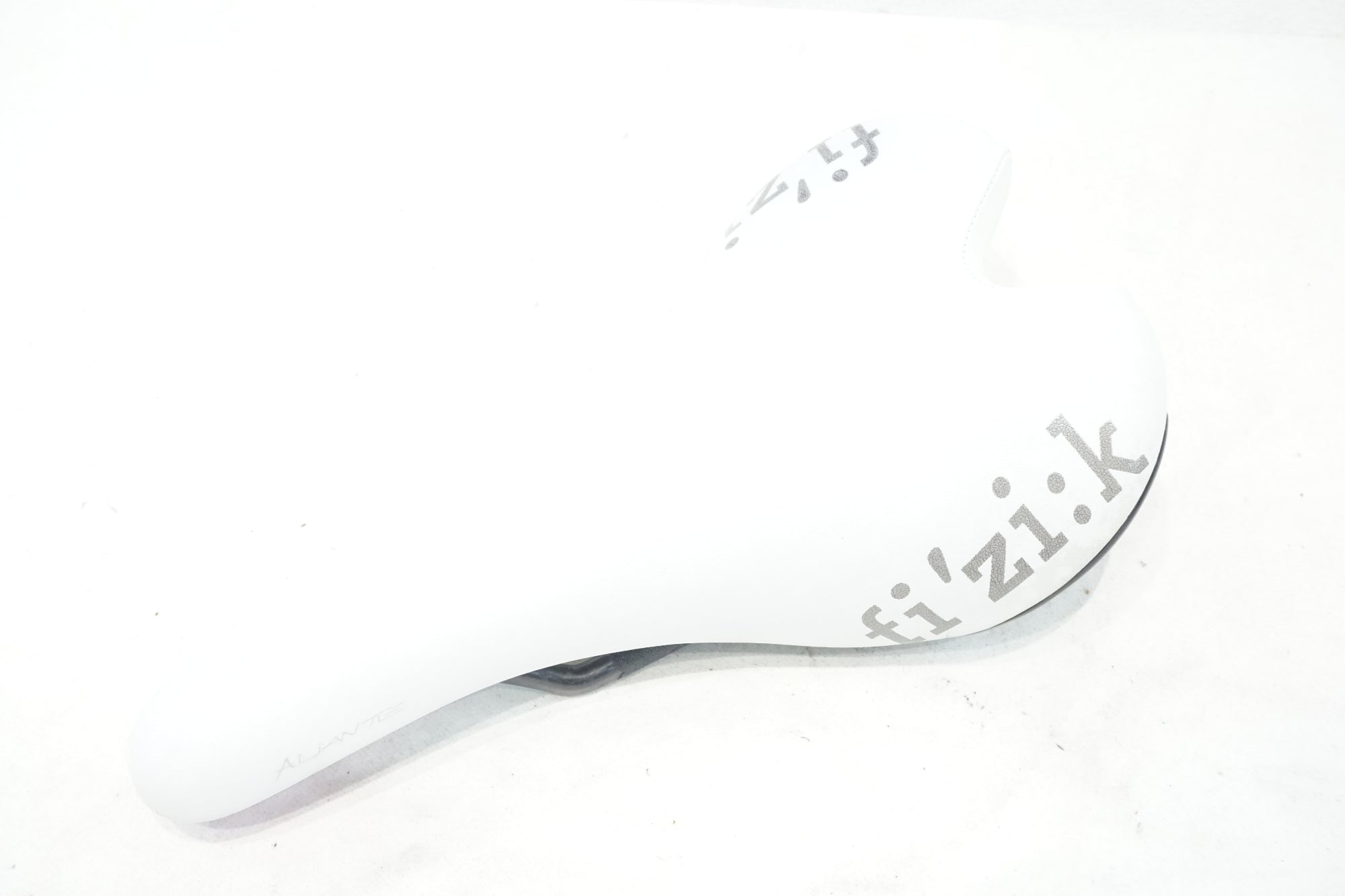 フィジークAliante サドル ホワイト FIZIK 「フィジーク」 ALIANTE CARBON BRAIDED カーボンレール サドル