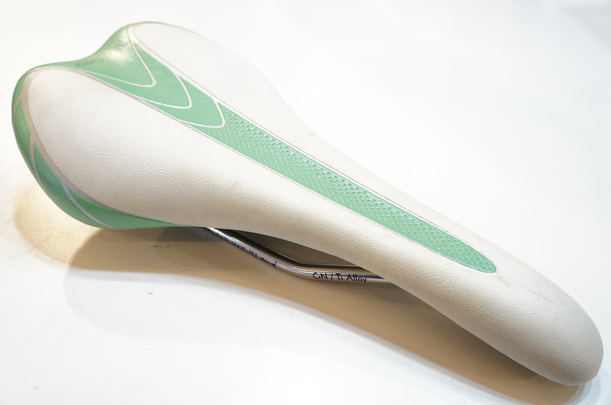 VELO 「ベロ」 サドル / バイチャリ浦和ベース