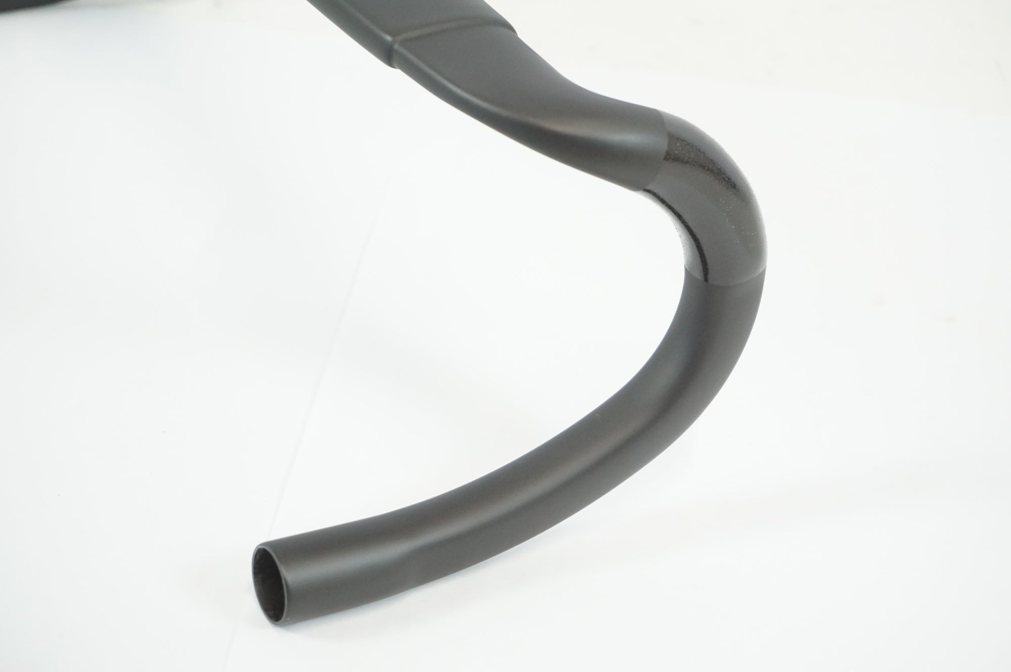 TNI 「ティーエヌアイ」 EAGLE CARBON φ31.8 420mm ドロップハンドル