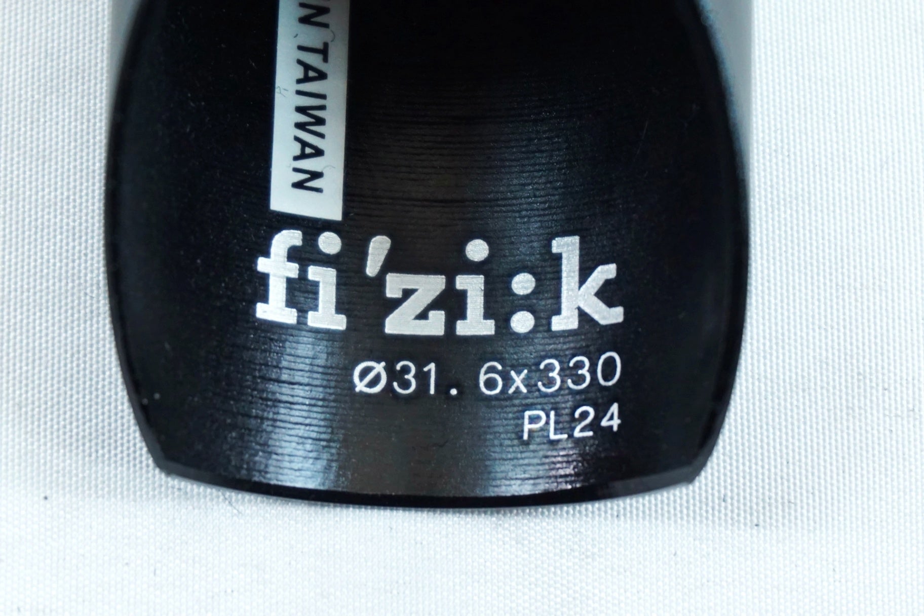 FIZIK 「フィジーク」 CYRANO R3 Φ31.6 330mm シートポスト / 有明