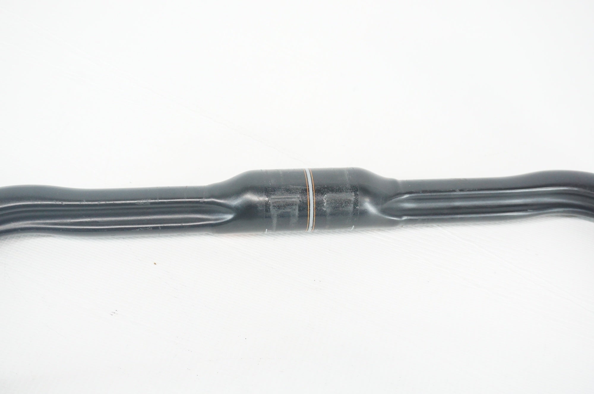 ONEBYESU 「ワンバイエス」 J-CARBON ARC Φ31.8 420mm ハンドル / 阪急塚口店