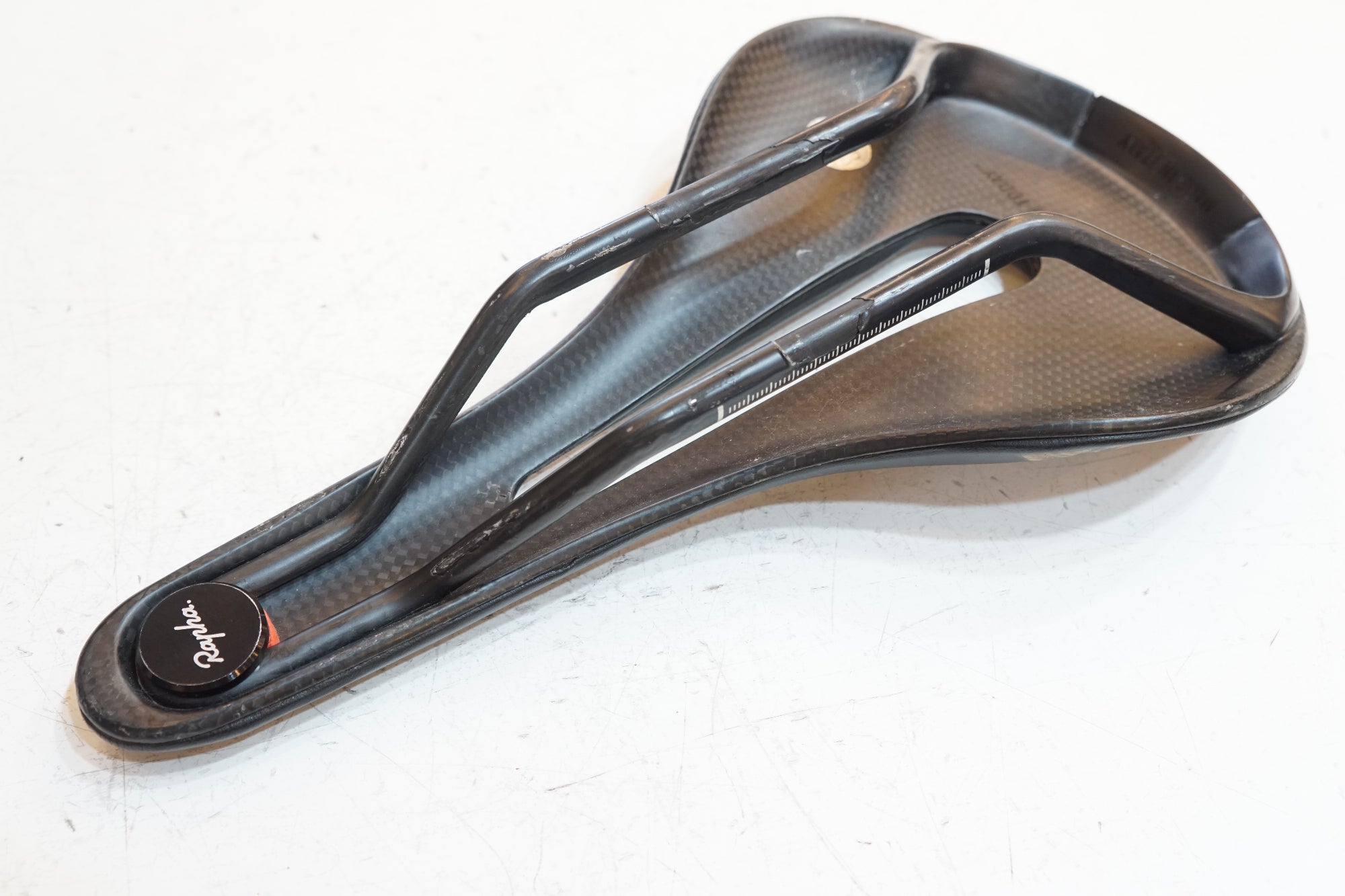 RAPHA 「ラファ」 PRO TEAM CUT OUT サドル / バイチャリ浦和ベース