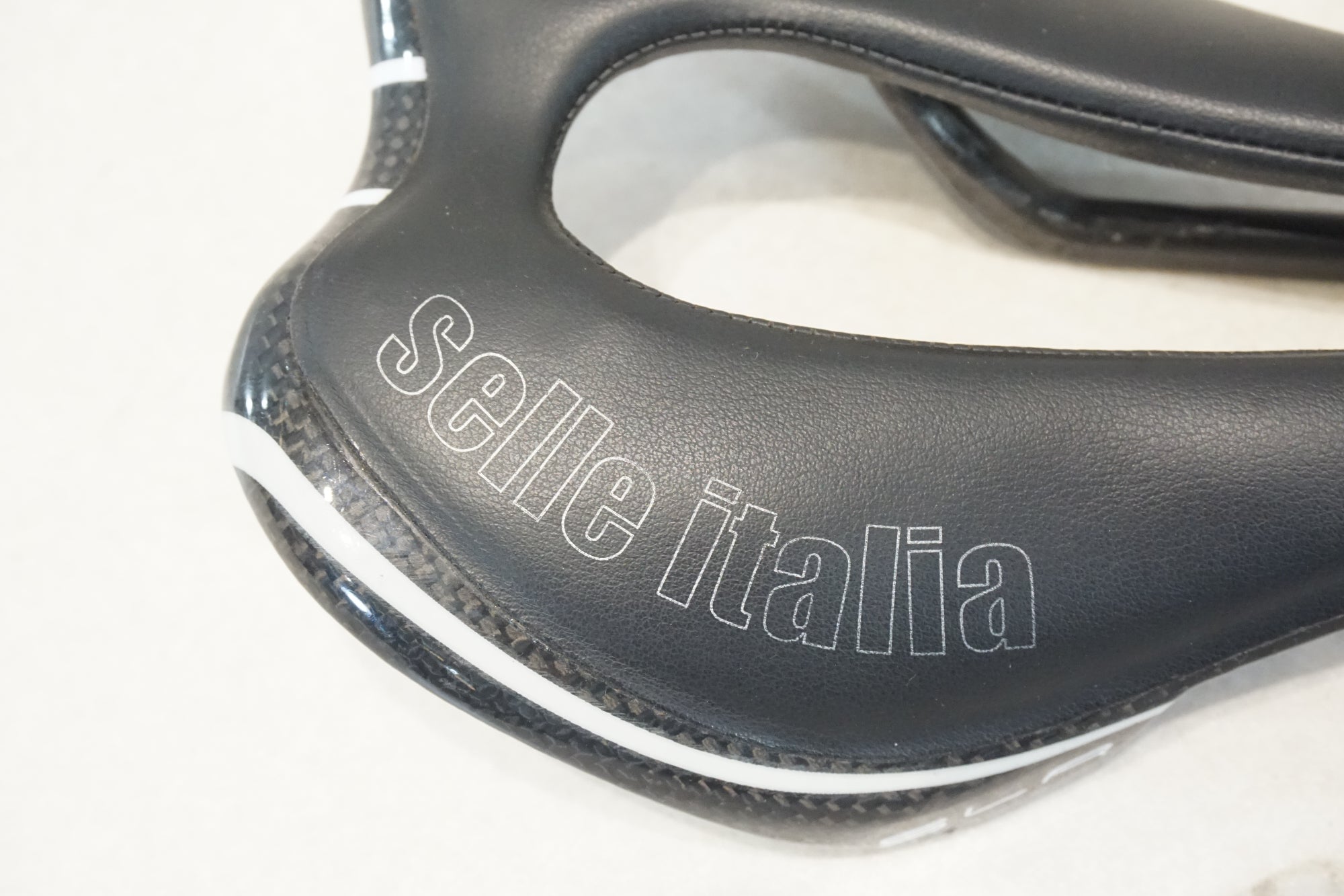 SELLE ITALIA 「セライタリア」 SLR TEKNO FLOW カーボンレール サドル / 横浜戸塚店