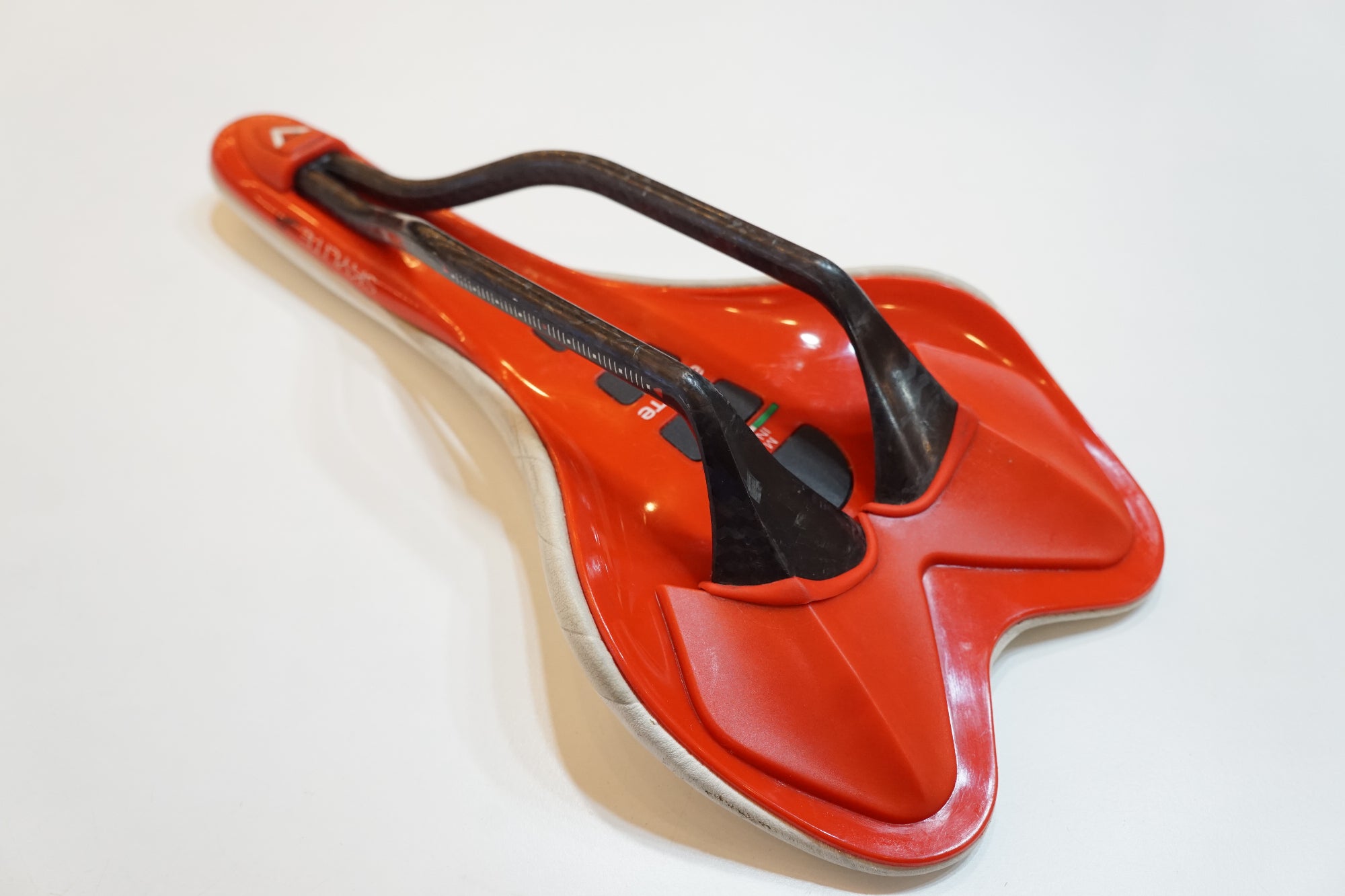 ASTVTE 「アスチュート」 SKYLITE SR サドル / バイチャリ浦和ベース