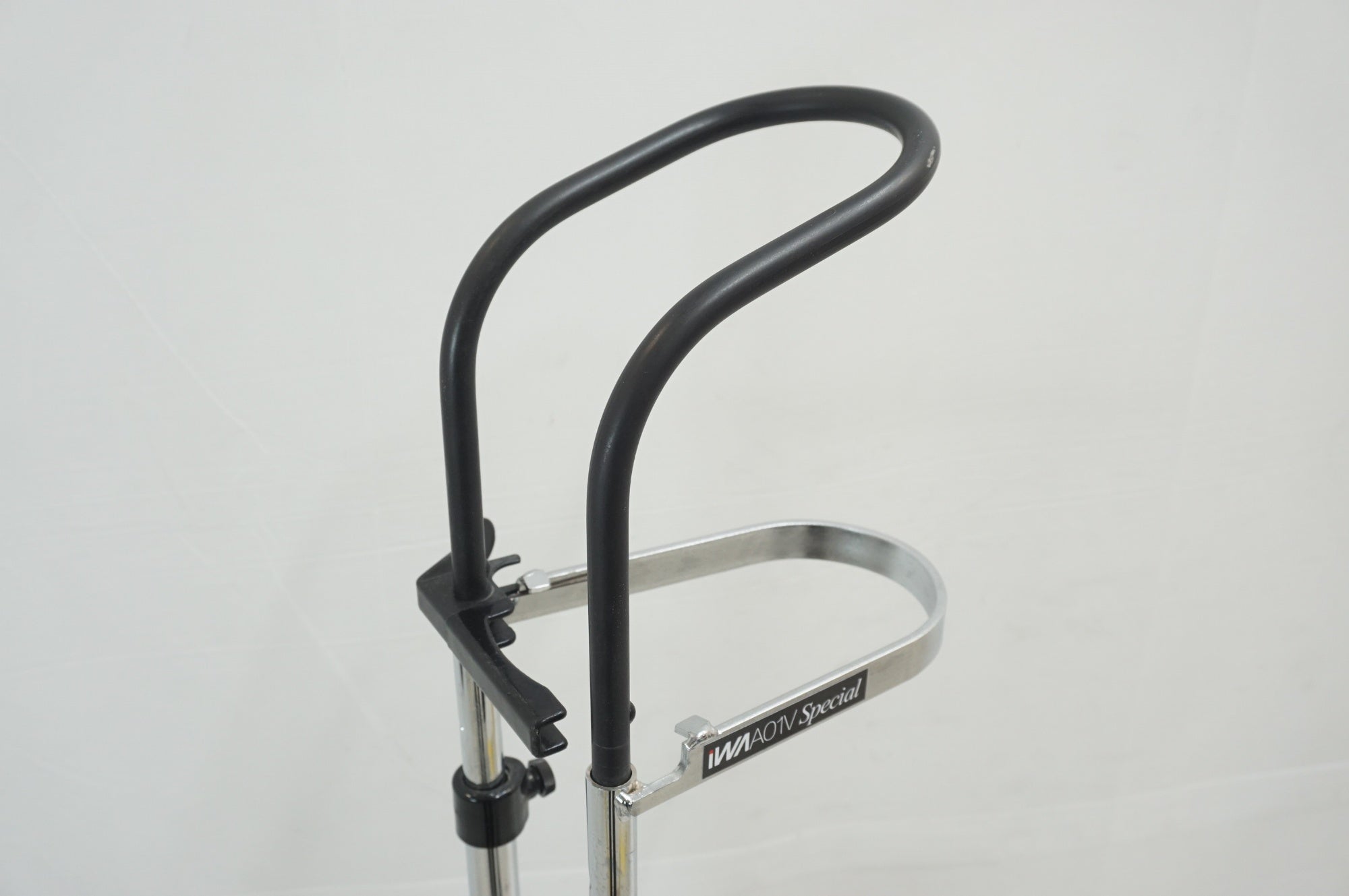 IWA 「アイダブルエー」 A01V SPECIAL ディスプレイスタンド / 福岡店