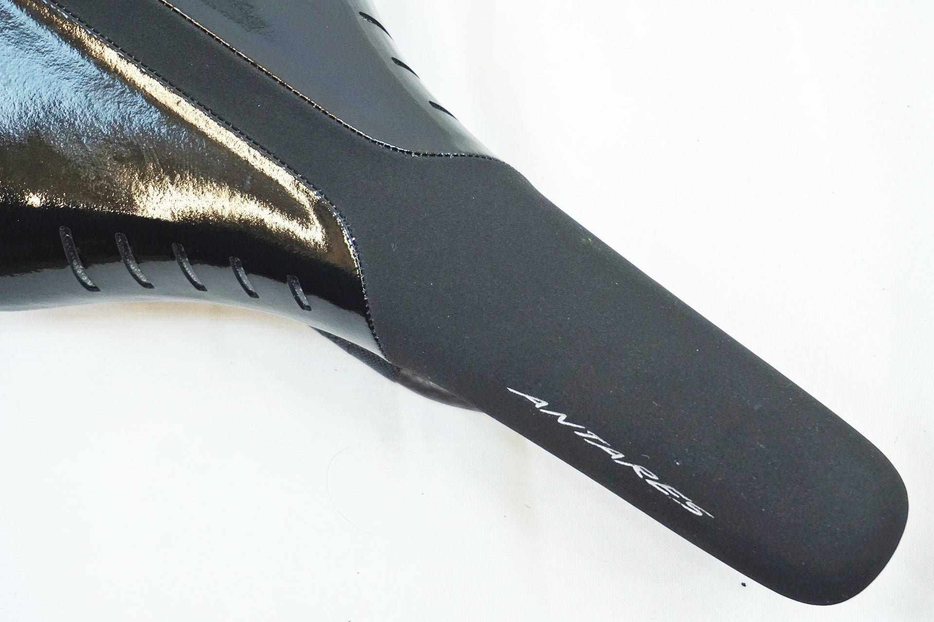 FIZIK 「フィジーク」 ANTARES R1 カーボンレール サドル / 有明ガーデン店