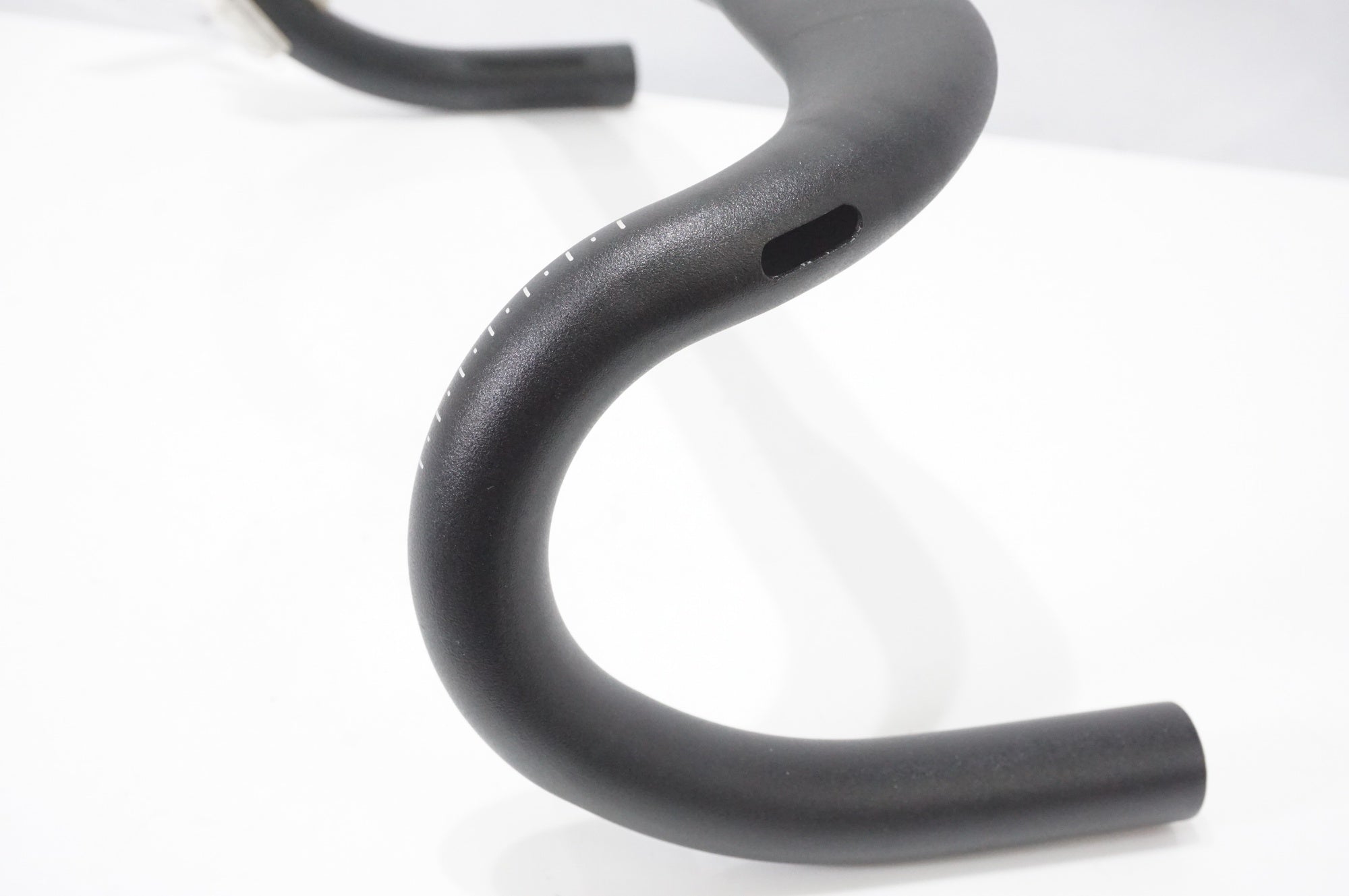 BONTRAGER 「ボントレガー」 ELITE AERO VR-CF φ31.8 40cm ハンドル / AKIBA店