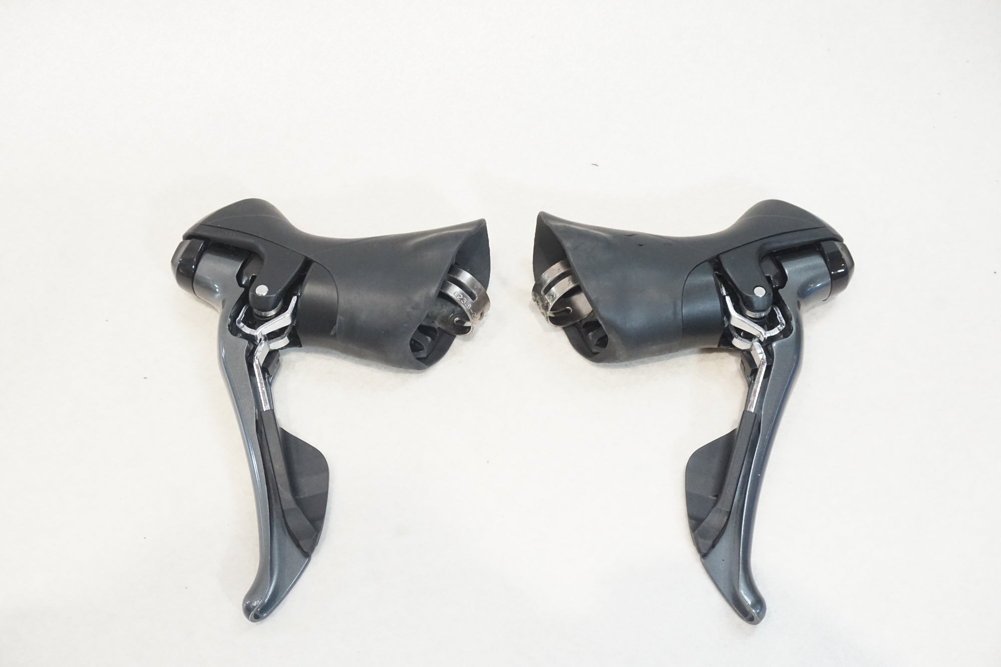 Shimano ST-R2000デュアルコントロールレバー　美品 SHIMANO 「シマノ」 CLARIS ST-R2000 デュアルコントロール