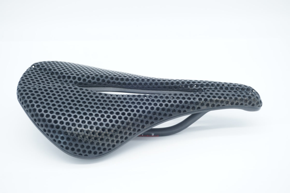 TNI 「ティーエヌアイ」 LITE FLY 3D サドル / 滋賀大津店