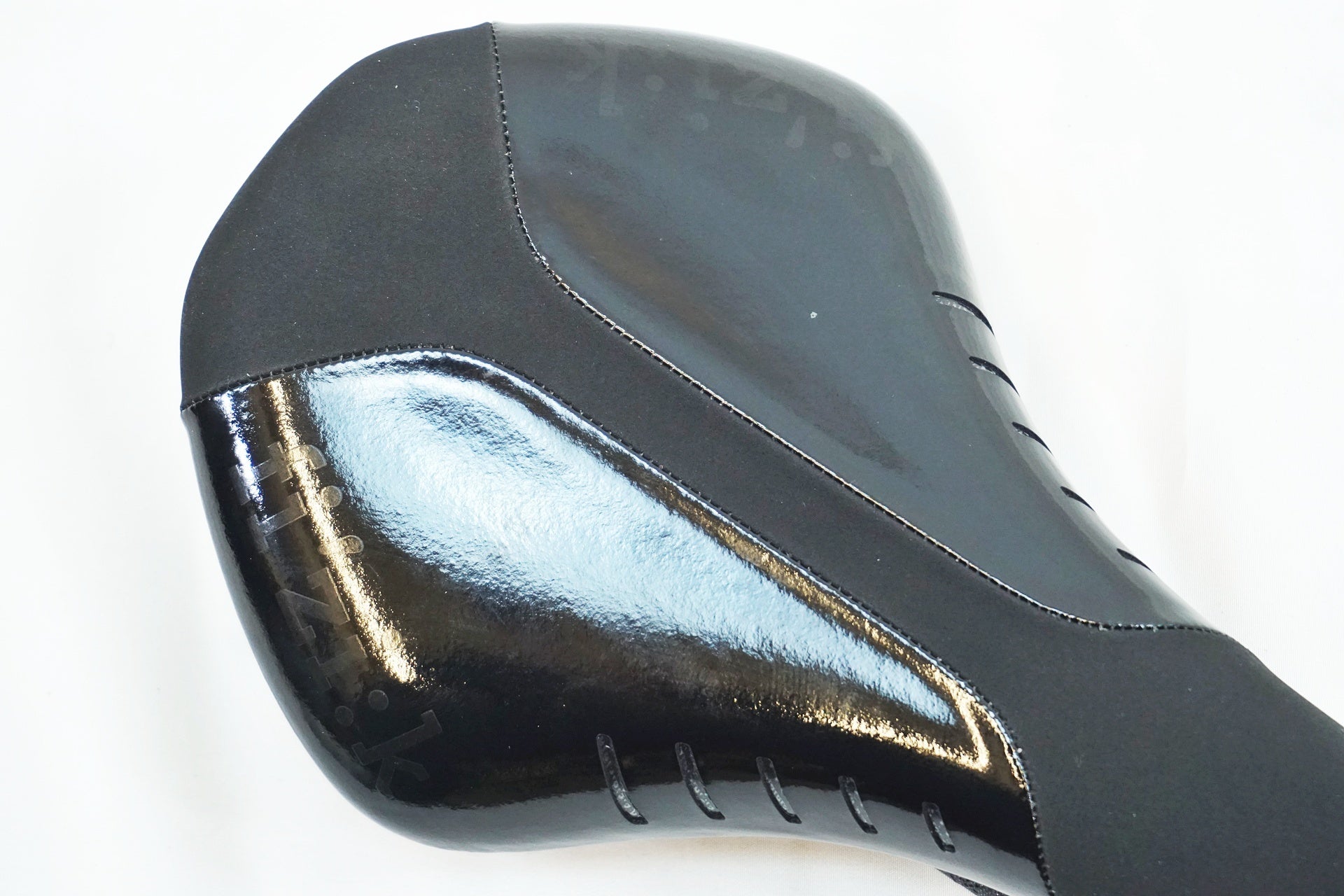 FIZIK 「フィジーク」 ANTARES R1 カーボンレール サドル / 有明ガーデン店