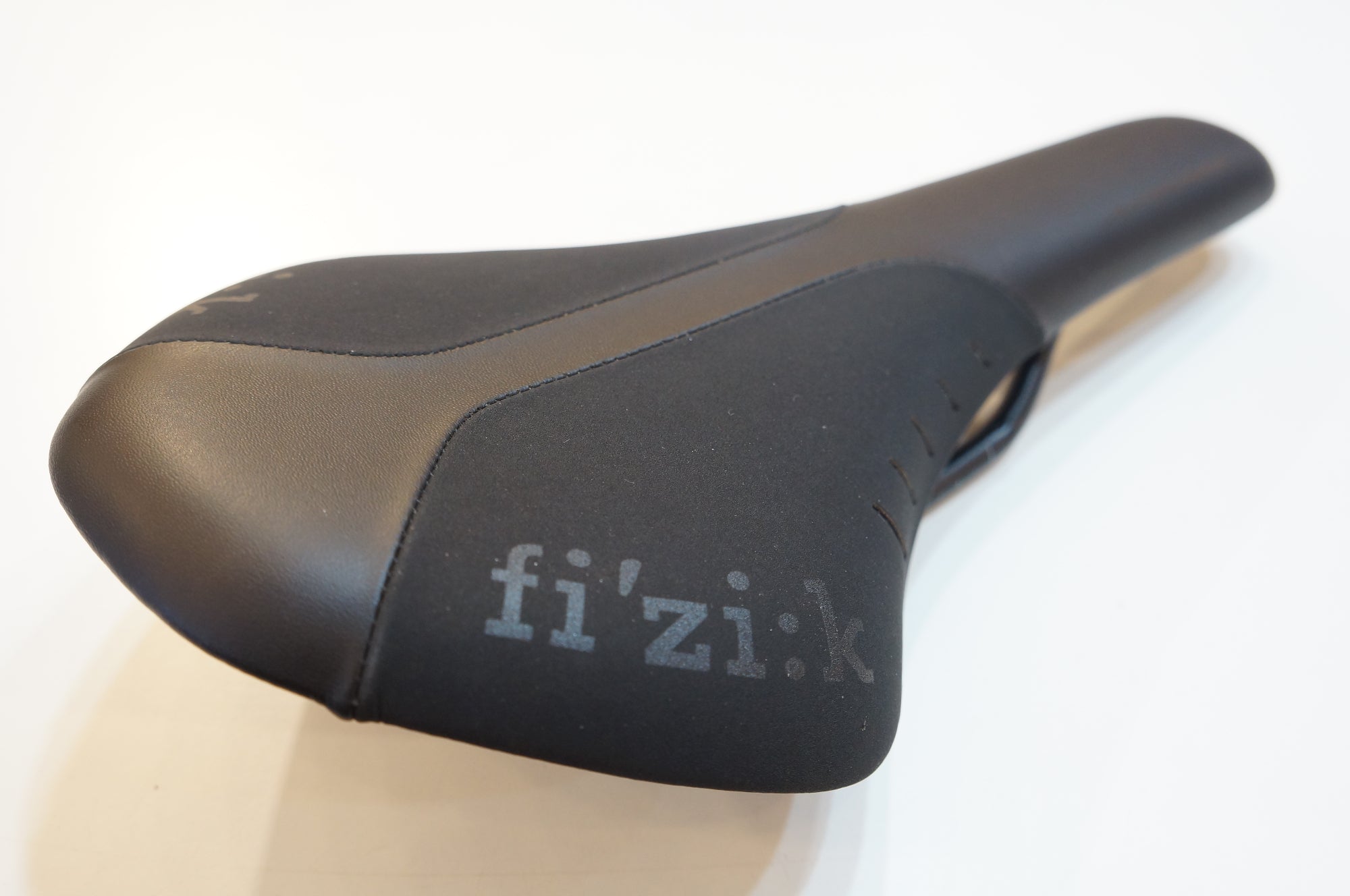 FIZIK 「フィジーク」 ANTARES R7 サドル / バイチャリ浦和ベース