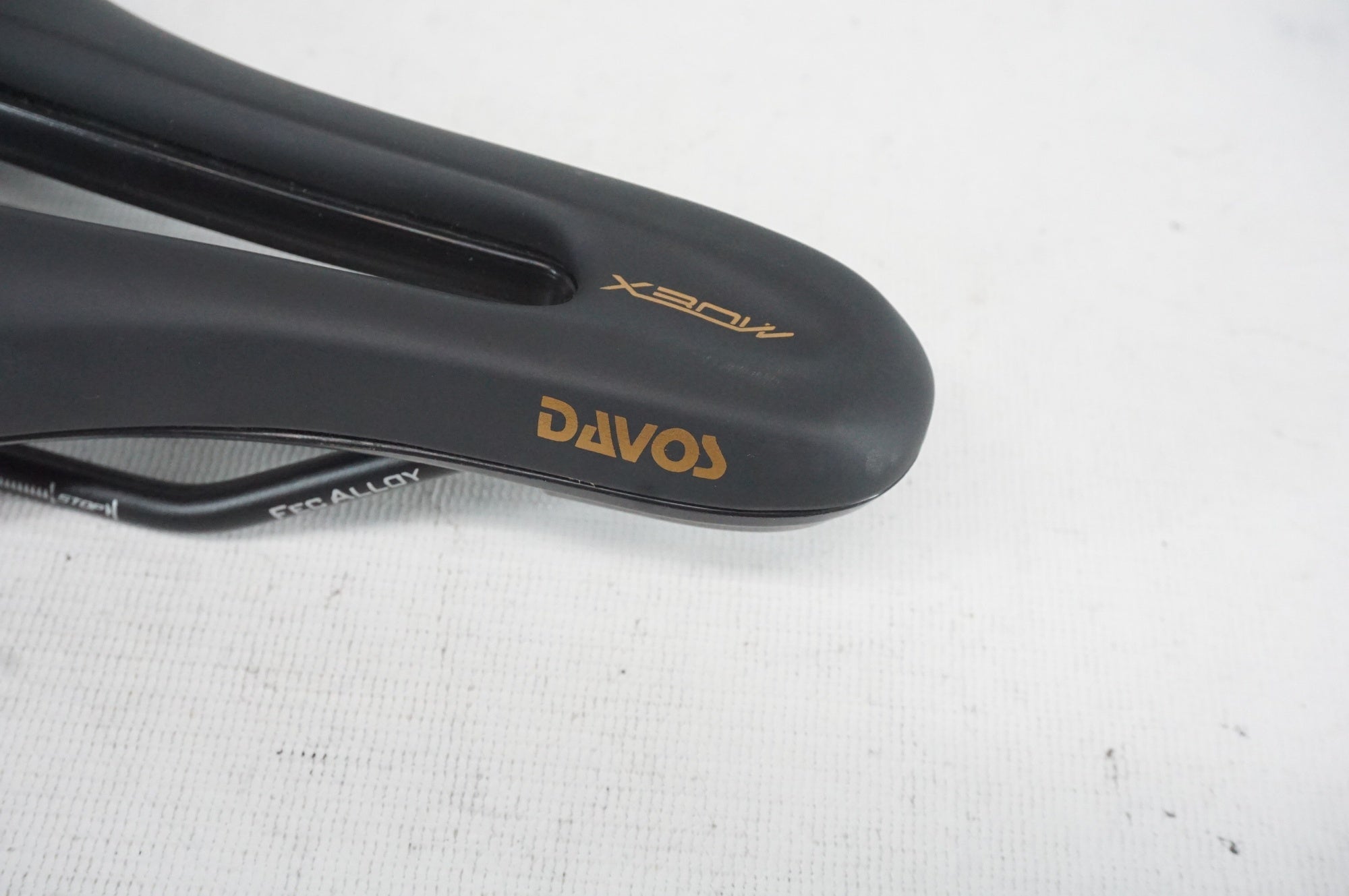 SELLE ITALIA 「セライタリア」 X-BOW SUPERFLOW サドル / 阪急塚口店
