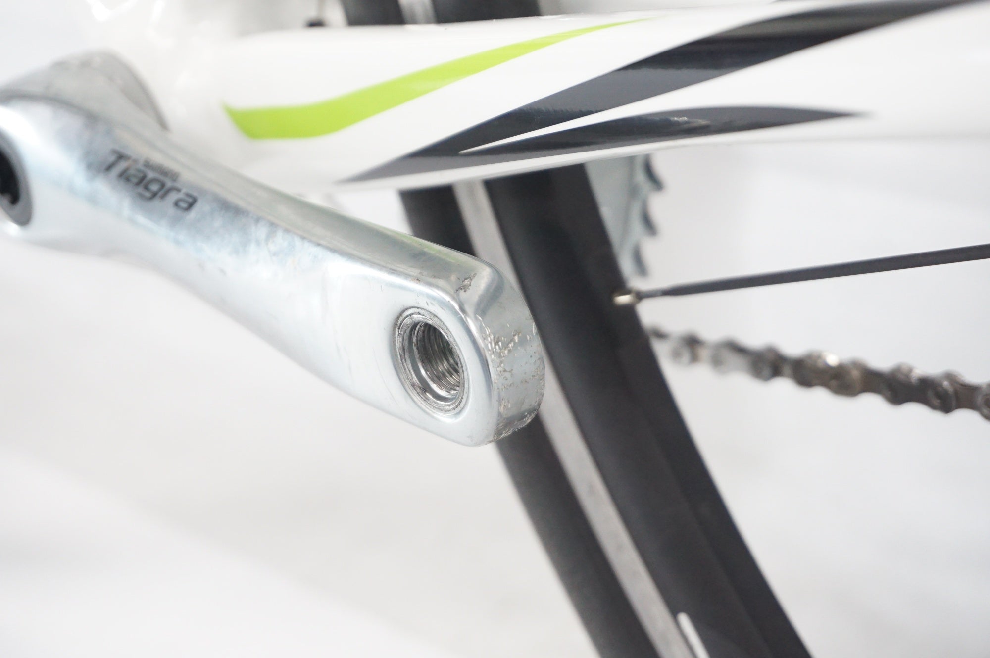 中古自転車３５３８　前後タイヤ新品！　キャノンデール　2012年モデル　CAAD8-6 TIAGRA　７００×２５C　フレームサイズ４４０㎜　ワイヤー錠　＊右変速レバーの上部インジケーターカバー欠損（写真参照）、変速に影響はありません。 CANNONDALE 「キャノンデール」 CAAD8 6 TIAGRA 2012年モデル ロード