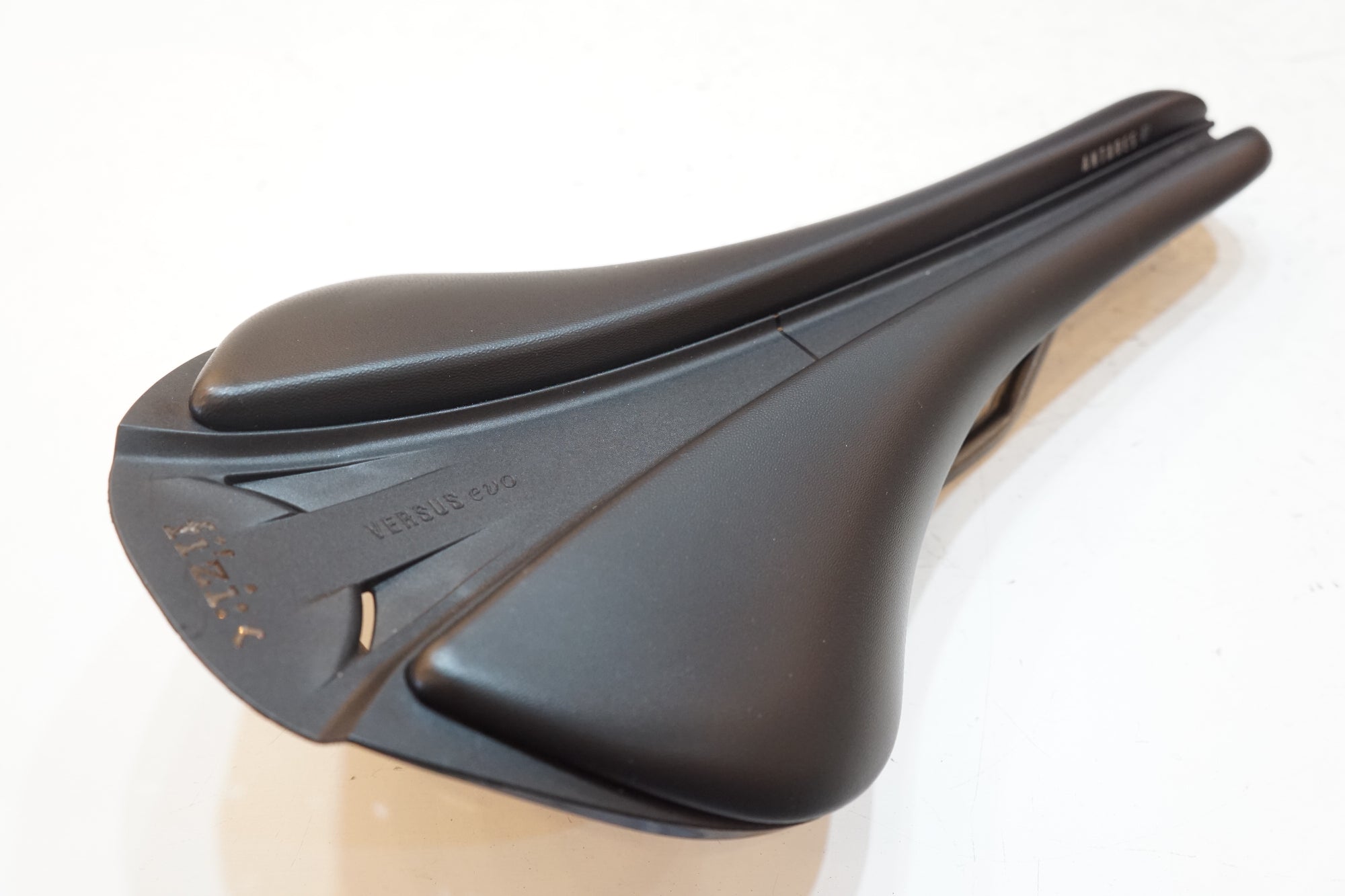 FIZIK 「フィジーク」 ANTARES R3 VERSUS EVO サドル/ バイチャリ浦和ベース