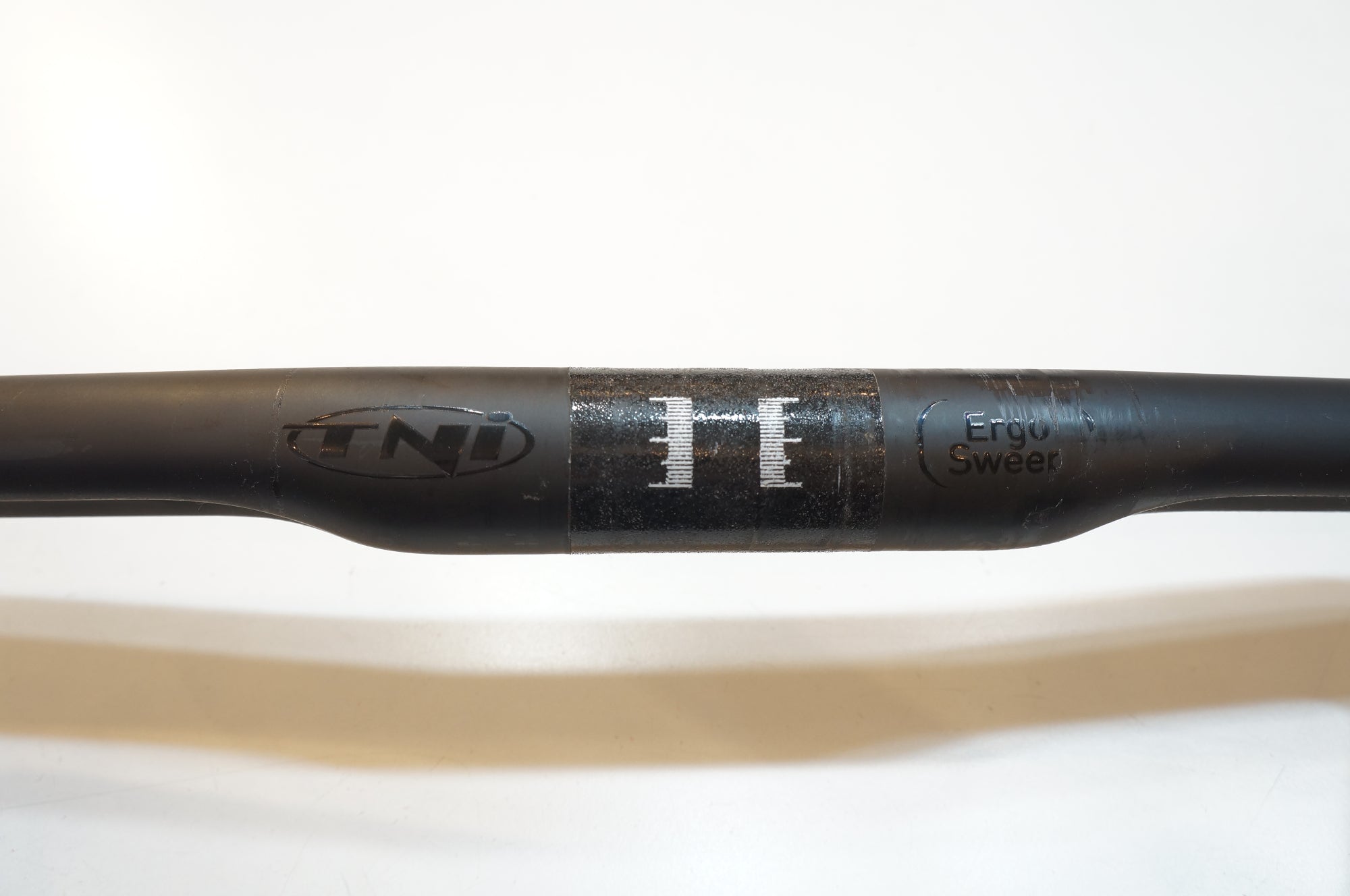 TNI 「ティーエヌアイ」 ERGO SWEEP CARBON φ31.8 390mm ハンドル