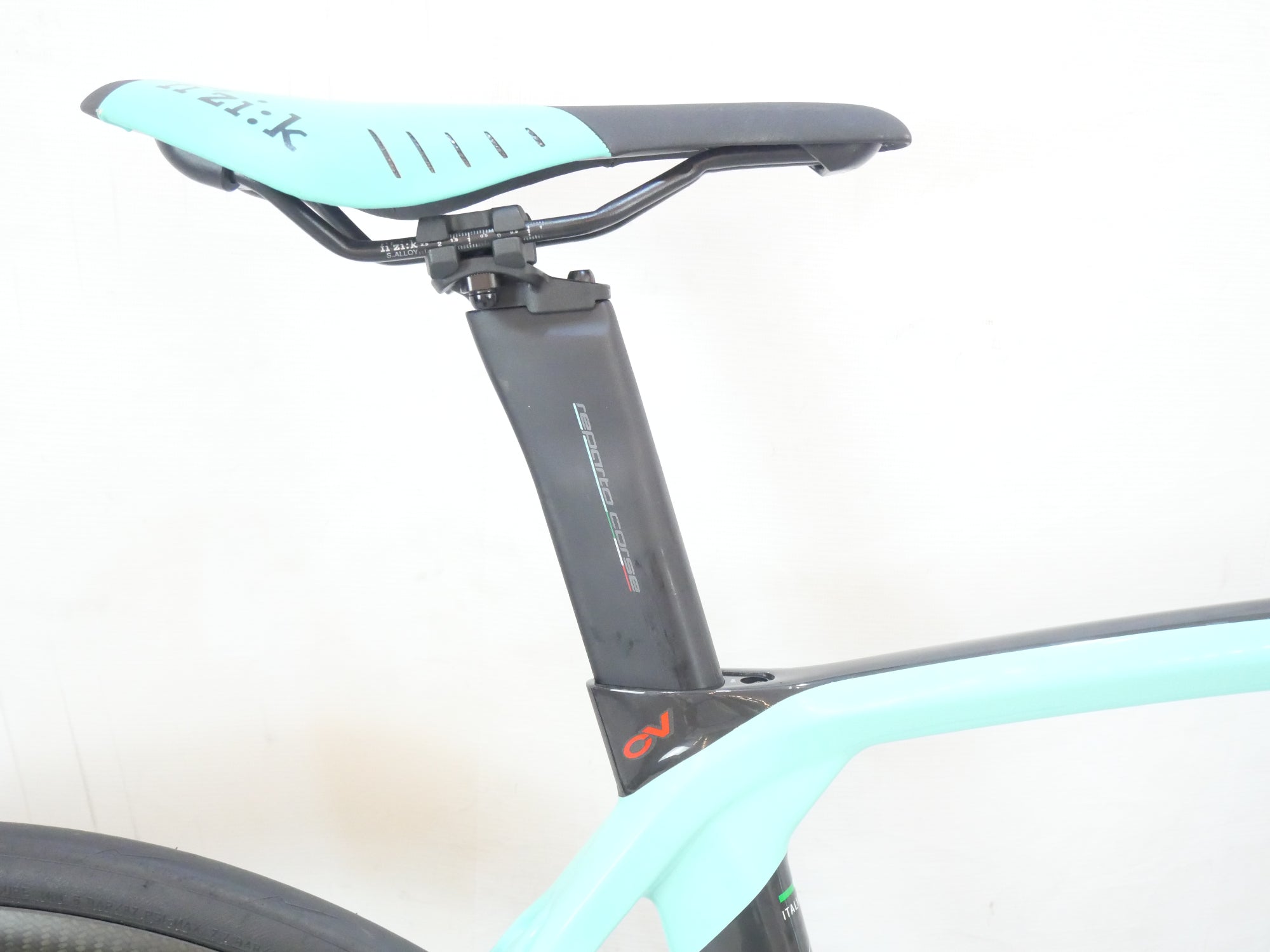 BIANCHI 「ビアンキ」 OLTRE XR3 CV DISC 105 2021年モデル ロードバイク ITTK1OTBA79L Bianchi（ビアンキ）2022年モデル OLTRE XR3 CV DISC（オルトレXR3CV